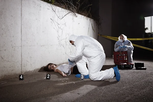 Kriminoloji uzmanı teknisyenleri Ölüm yeri üzerinde çalışma — Stok fotoğraf