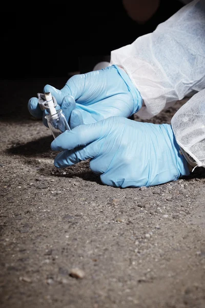 Criminologist found a cigarette butt as evidence — Stock Photo, Image
