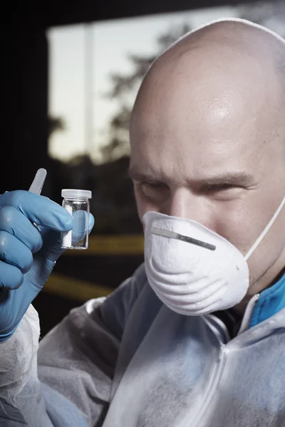 Technician collecting a cigarette butt — Stock Photo, Image