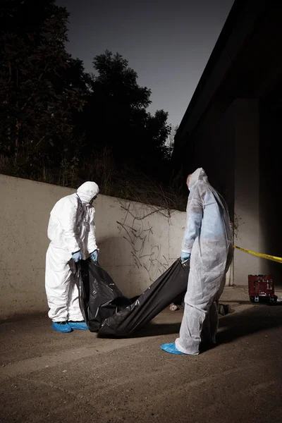 CSI team met lichaam op de plaats van misdaad — Stockfoto