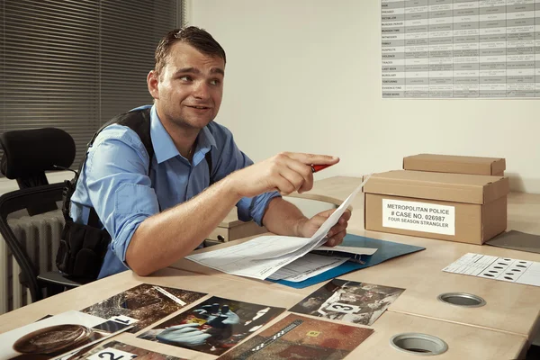 Sorgulama sırasında polis memuru