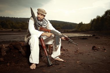 Savaşçı Rpg ve Kalaşnikof ile silahlı