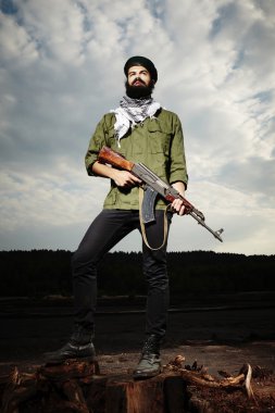 Savaş canlı heykel gibi