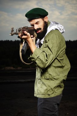 Hedefe işaret eden savaşçı