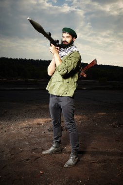 Savaş Rpg ve tabanca ile