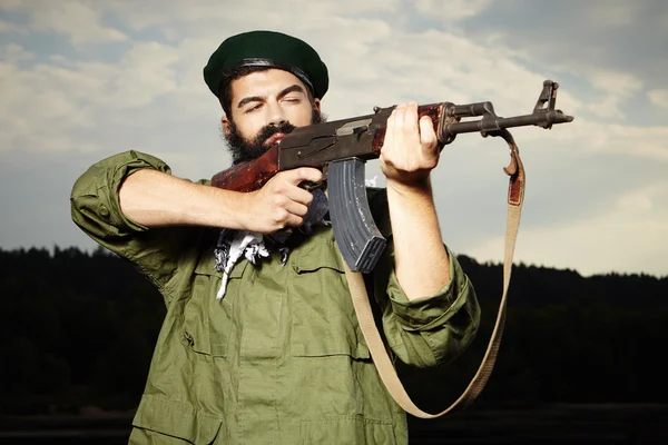 Combatiente armado con Kalashn — Foto de Stock