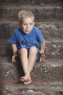 Güzel genç bayan merdivenlerde sevimli leopar köpeğiyle poz veriyor.