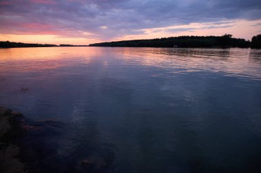 Tulcea yakınlarındaki Romanya 'nın güneydoğusundaki Tuna Nehri deltasında günün sonunda
