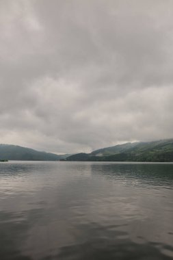 Romanya 'nın güneydoğu Avrupa' daki Bicaz barajında kötü hava ve bulutlu gün