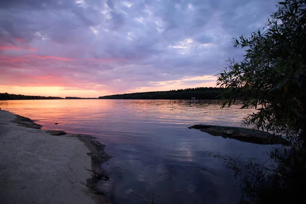 Tulcea yakınlarındaki Romanya 'nın güneydoğusundaki Tuna Nehri deltasında günün sonunda