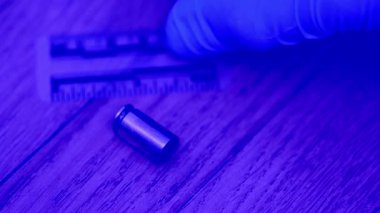 Olay Yeri İnceleme teknisyeni kanıt toplama ve kimlik tespiti yapıyor.