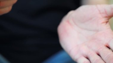 Klasik yarı otomatik enjeksiyon tabancası ve şarjör 9x19 ile manipülasyon.