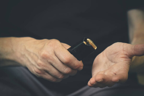 Погрузка пистолетного магазина и манипуляция с полуавтоматическими деталями пистолета 9 мм