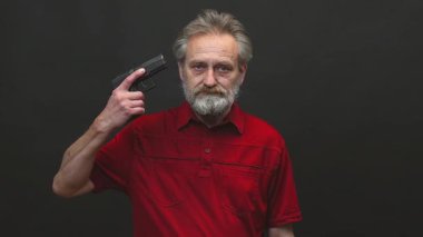 Yaşı ilerlemiş yaşlı bir adam arka planda izole edilmiş tabancayla operasyon yapıyor.