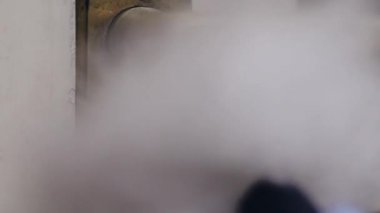 Suç mahallinde kapı kolunda kriminolog tarafından parmak izi arama ayrıntıları