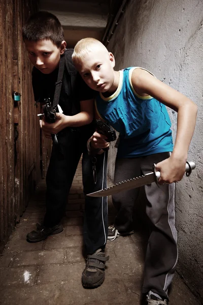 Adolescentes armados con armas y cuchillos — Foto de Stock