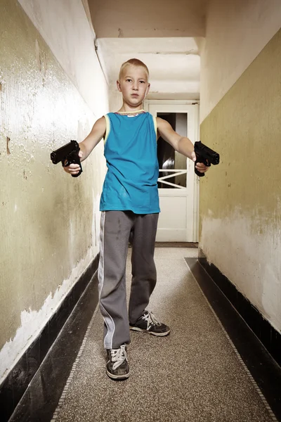 Έφηβος με πιστόλια — Φωτογραφία Αρχείου