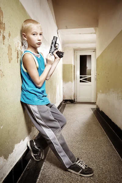 武装的男孩 — 图库照片