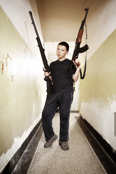 Adolescent lourdement armé — Photo