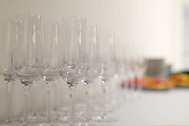 Düğün dekorasyonları, kurabiyeler, pastalar, çiçekler ve düzenlemeler hakkında çeşitli detaylar