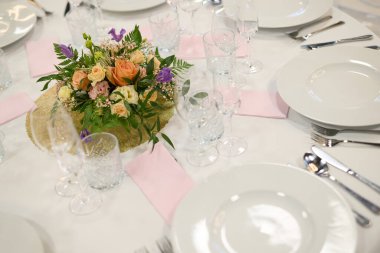 Düğün dekorasyonları, kurabiyeler, pastalar, çiçekler ve düzenlemeler hakkında çeşitli detaylar