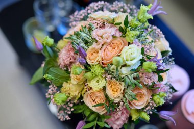 Düğün dekorasyonları, kurabiyeler, pastalar, çiçekler ve düzenlemeler hakkında çeşitli detaylar