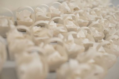 Düğün dekorasyonları, kurabiyeler, pastalar, çiçekler ve düzenlemeler hakkında çeşitli detaylar