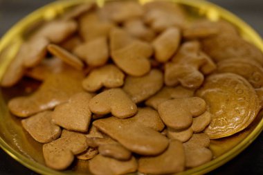 Düğün dekorasyonları, kurabiyeler, pastalar, çiçekler ve düzenlemeler hakkında çeşitli detaylar