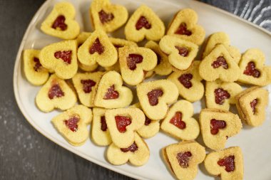 Düğün dekorasyonları, kurabiyeler, pastalar, çiçekler ve düzenlemeler hakkında çeşitli detaylar