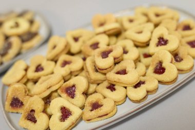 Düğün dekorasyonları, kurabiyeler, pastalar, çiçekler ve düzenlemeler hakkında çeşitli detaylar