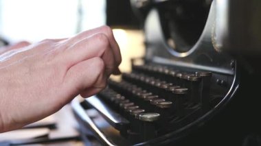 Eski savaşlar arası klasik mekanik daktiloda yazma ayrıntıları