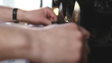 Eski savaşlar arası klasik mekanik daktiloda yazma ayrıntıları