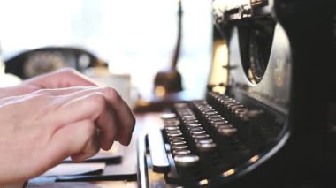 Eski savaşlar arası klasik mekanik daktiloda yazma ayrıntıları