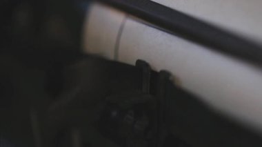 Eski savaşlar arası klasik mekanik daktiloda yazma ayrıntıları