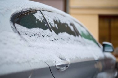 Avrupa kenti Prag 'da buzun altında kalmış arabaların ayrıntıları