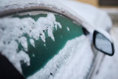 Avrupa kenti Prag 'da buzun altında kalmış arabaların ayrıntıları