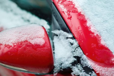 Avrupa kenti Prag 'da buzun altında kalmış arabaların ayrıntıları