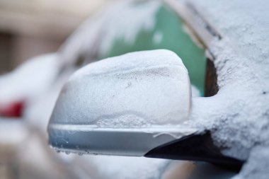 Avrupa kenti Prag 'da buzun altında kalmış arabaların ayrıntıları