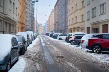 Avrupa kenti Prag 'da buzun altında kalmış arabaların ayrıntıları