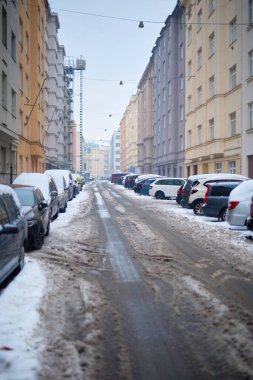 Avrupa kenti Prag 'da buzun altında kalmış arabaların ayrıntıları