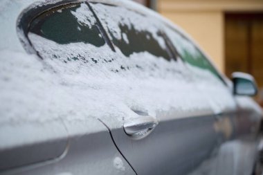 Avrupa kenti Prag 'da buzun altında kalmış arabaların ayrıntıları