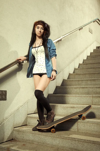 スケート ボードの若い女性 — ストック写真