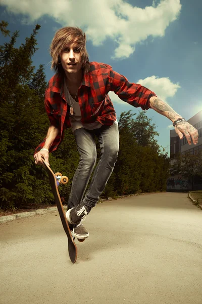 Homem com skate — Fotografia de Stock