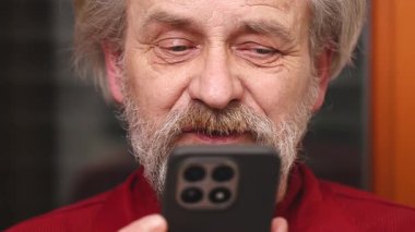 Ev Çağrısı İçin Akıllı Telefon Kullanan Mutlu Kıdemli Adam