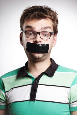 Bu adam bir duygu korku