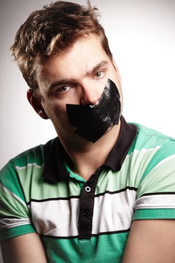 adam kapalı ağızlı