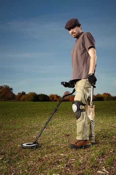 Abenteurer liebt es, unbekanntes Terrain zu erkunden — Stockfoto