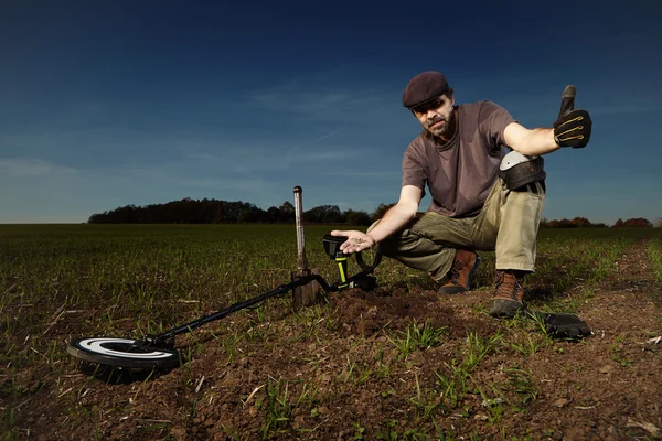 Adam biraz hazineleri tarlada buldum.