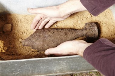 Patlamamış el bombası çalmaya hazır