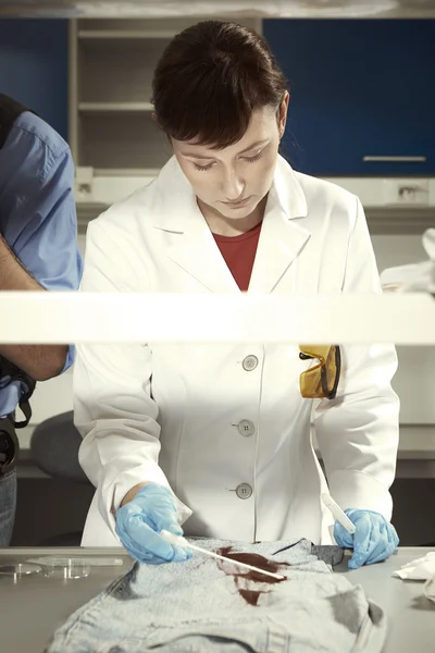 Técnico de laboratorio criminalístico en el trabajo — Foto de Stock